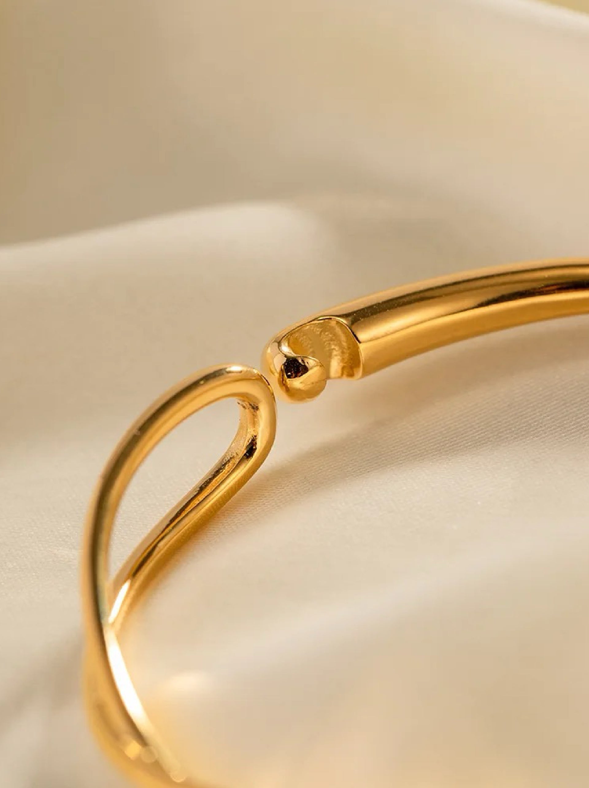 CUT-OUT TWIST Bangle BRACELET