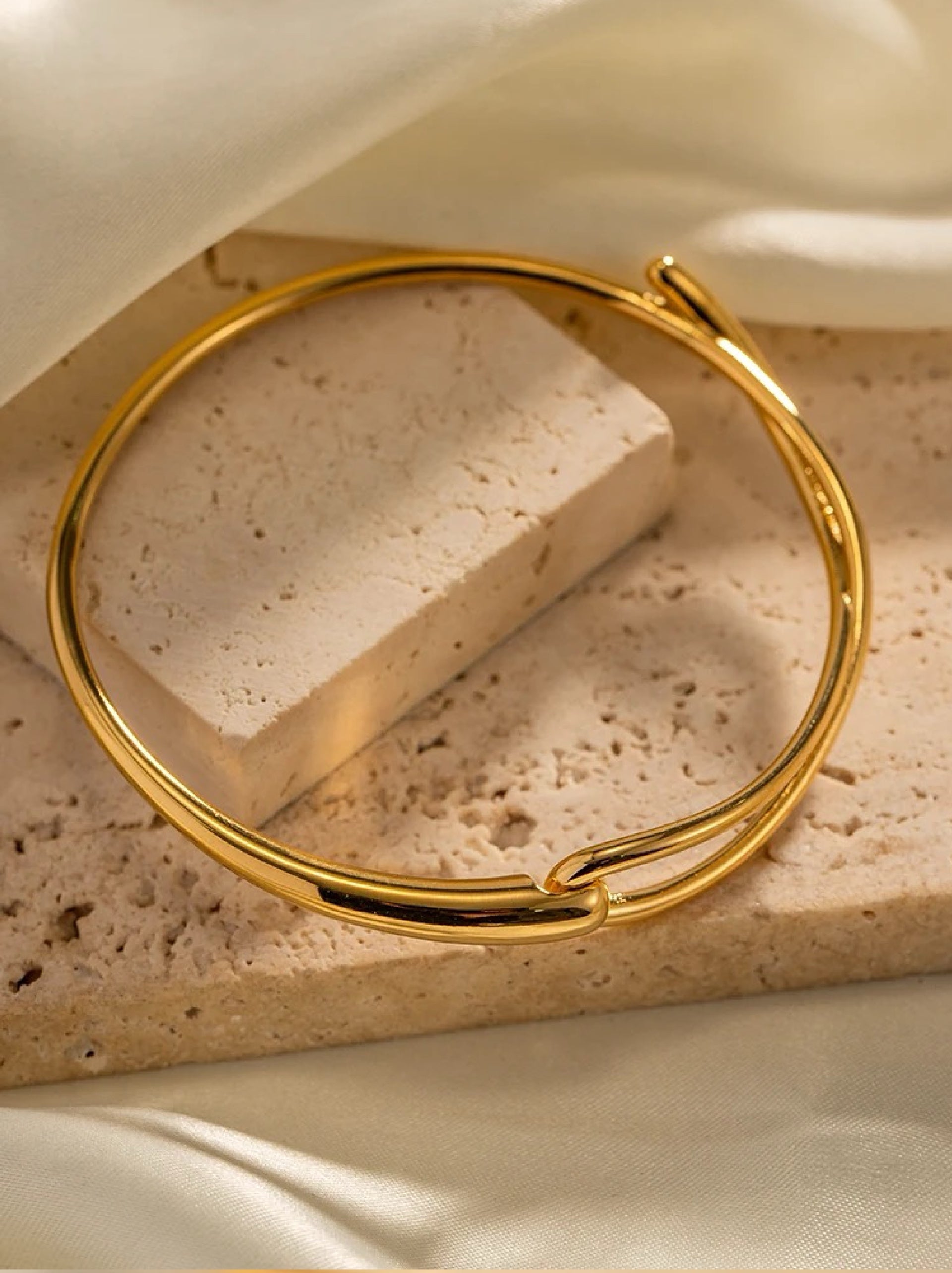 CUT-OUT TWIST Bangle BRACELET